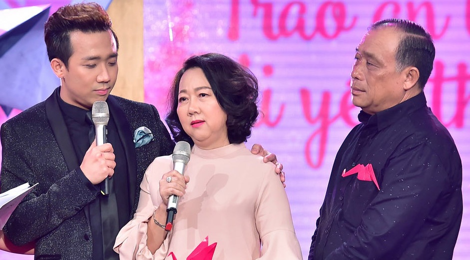 Ba me Tran Thanh xuc dong tam su ve on ao cua con hinh anh