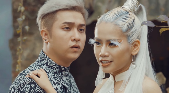 Yanbi bat tay hoc tro Tuan Hung trong MV moi hinh anh