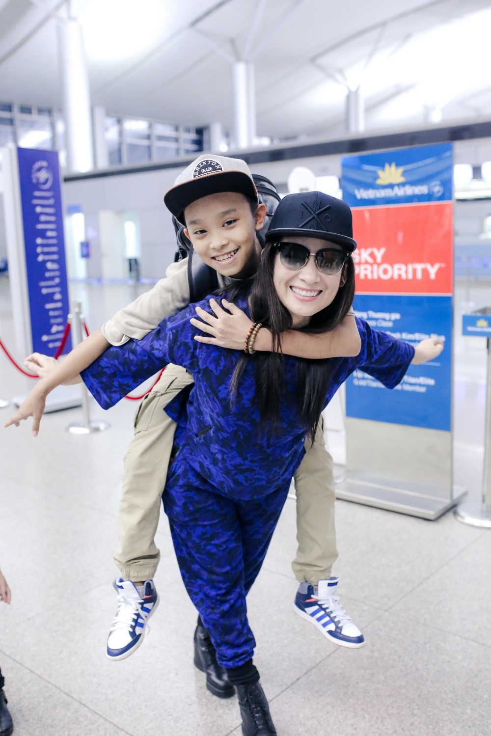 Phi Nhung dẫn Hồ Văn Cường đi diễn nước ngoài ảnh 1 Phi Nhung dan Ho Van Cuong di dien nuoc ngoai anh 1