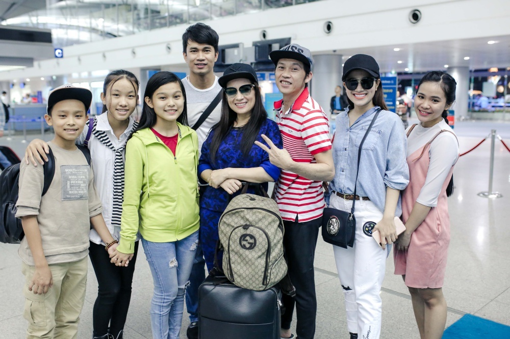 Phi Nhung dẫn Hồ Văn Cường đi diễn nước ngoài ảnh 2 Phi Nhung dan Ho Van Cuong di dien nuoc ngoai anh 2