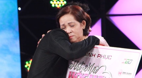 Tran Thanh, Cam Ly tang tien nguoi phu nu lai xe om hon 60 tuoi hinh anh