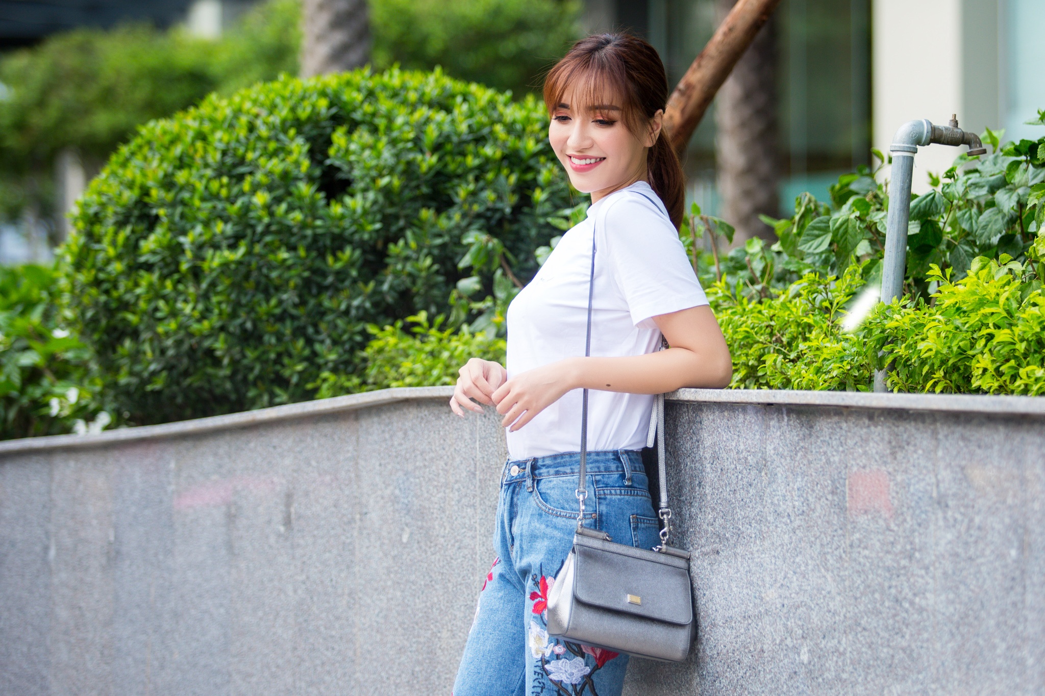 Bich Phuong chia se ve kho khan va ngai ngung khi di dien o bar hinh anh