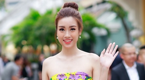 My nhan Viet mac long lay xem show thoi trang o Phu Quoc hinh anh