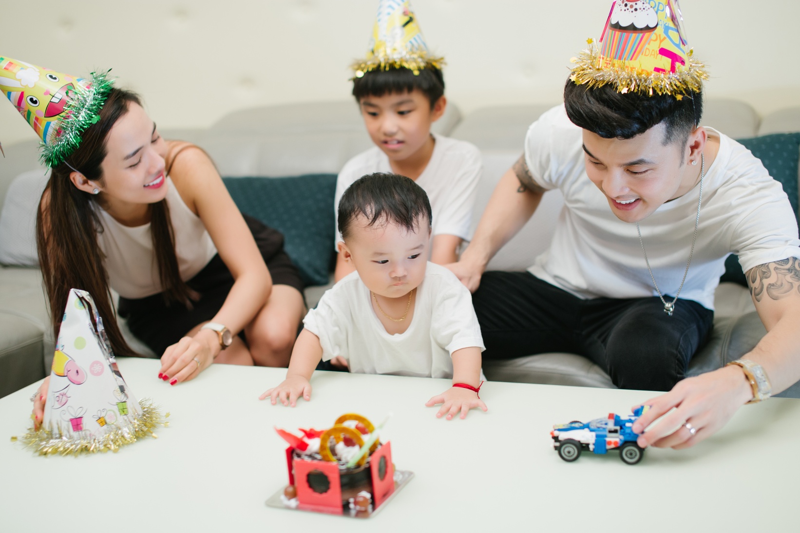 Ưng Hoàng Phúc đóng MV cùng con trai ảnh 2 Ung Hoang Phuc dong MV cung con trai anh 2