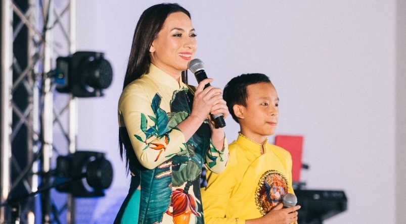 Ho Van Cuong duoc men mo trong lan dau xuat ngoai hinh anh