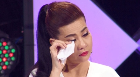 Cat Phuong bat khoc, tang 15 trieu dong cho nguoi me tat nguyen hinh anh