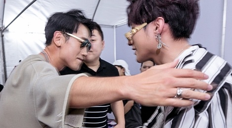 Son Tung M-TP duoc Bi Rain chu dong bat tay tai Thai Lan hinh anh