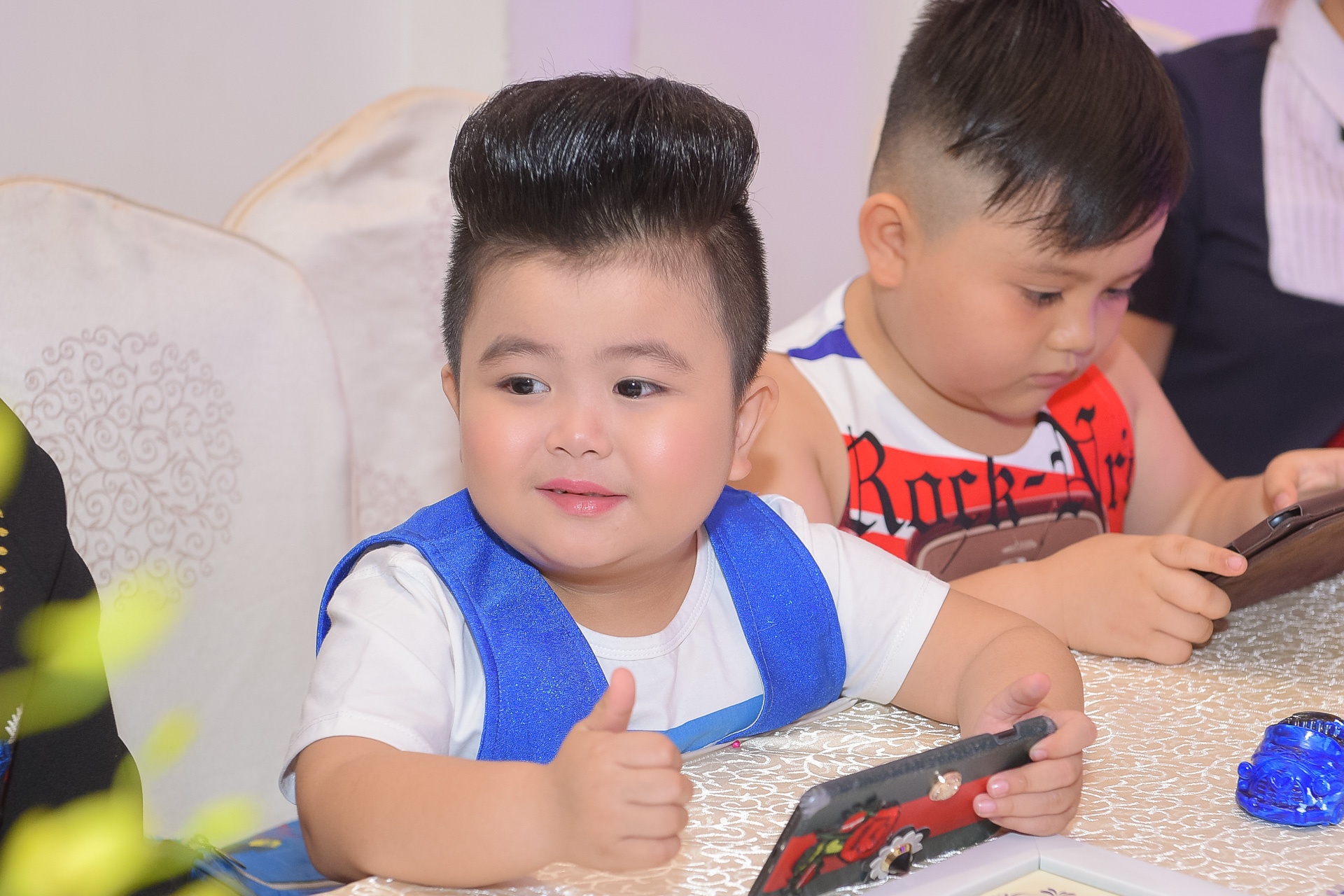 Ba me than dong Tin Tin dung ben nhau trong sinh nhat con trai hinh anh