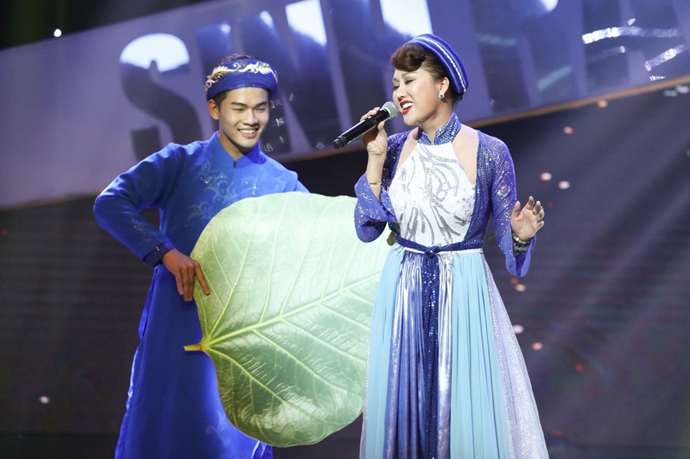 Hat hut hoi, Phi Thanh Van quy nga ngay tren san khau hinh anh