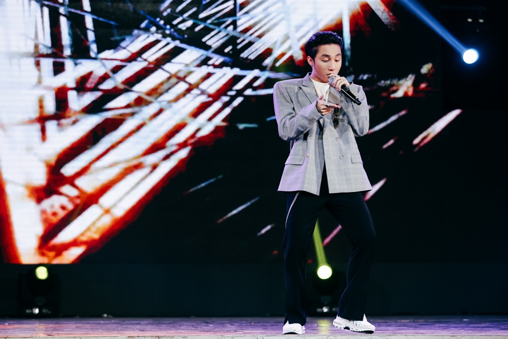 Sơn Tùng M-TP ăn mặc lạ ảnh 1 Son Tung M-TP an mac la anh 1