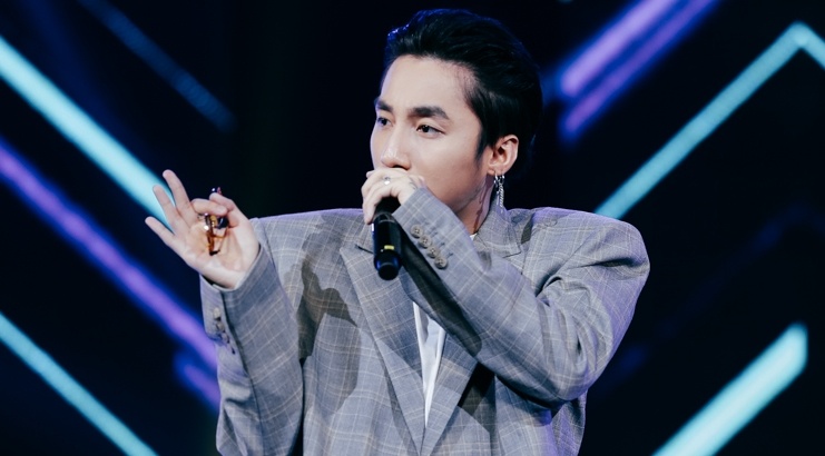 Son Tung M-TP mac trang phuc dam chat 'ong ngoai' len san khau hinh anh