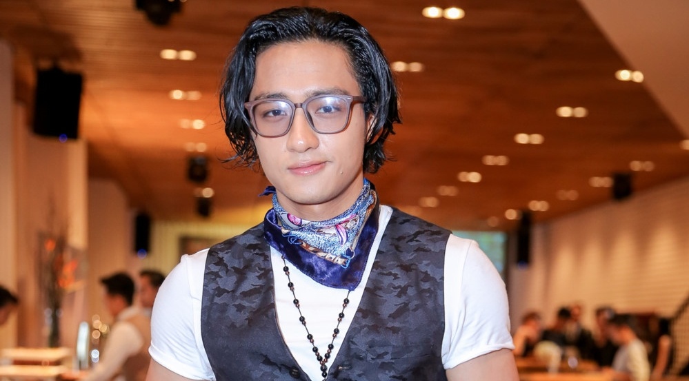 Bi che mac xau, Huu Vi van duoc de cu giai dien do phong cach hinh anh