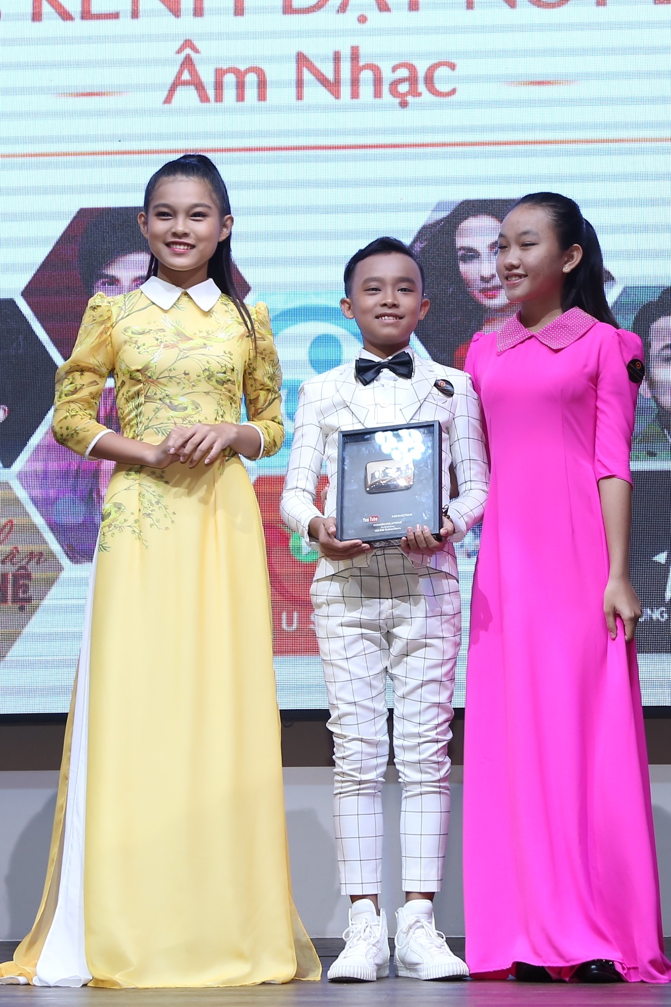 sao Viet nhan nut vang,  nut bac Youtube anh 3