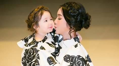 Cadie Moc Tra dang yeu khi dien thoi trang cung me Elly Tran hinh anh