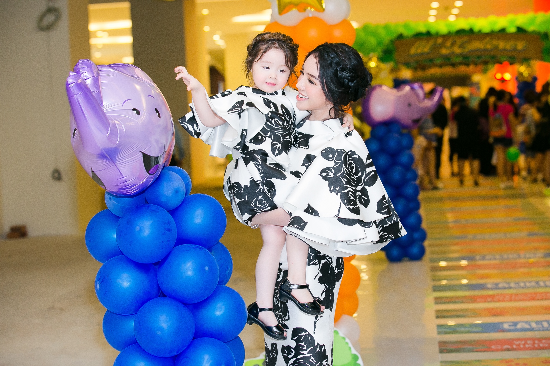 Elly va con gai Moc Tra anh 1