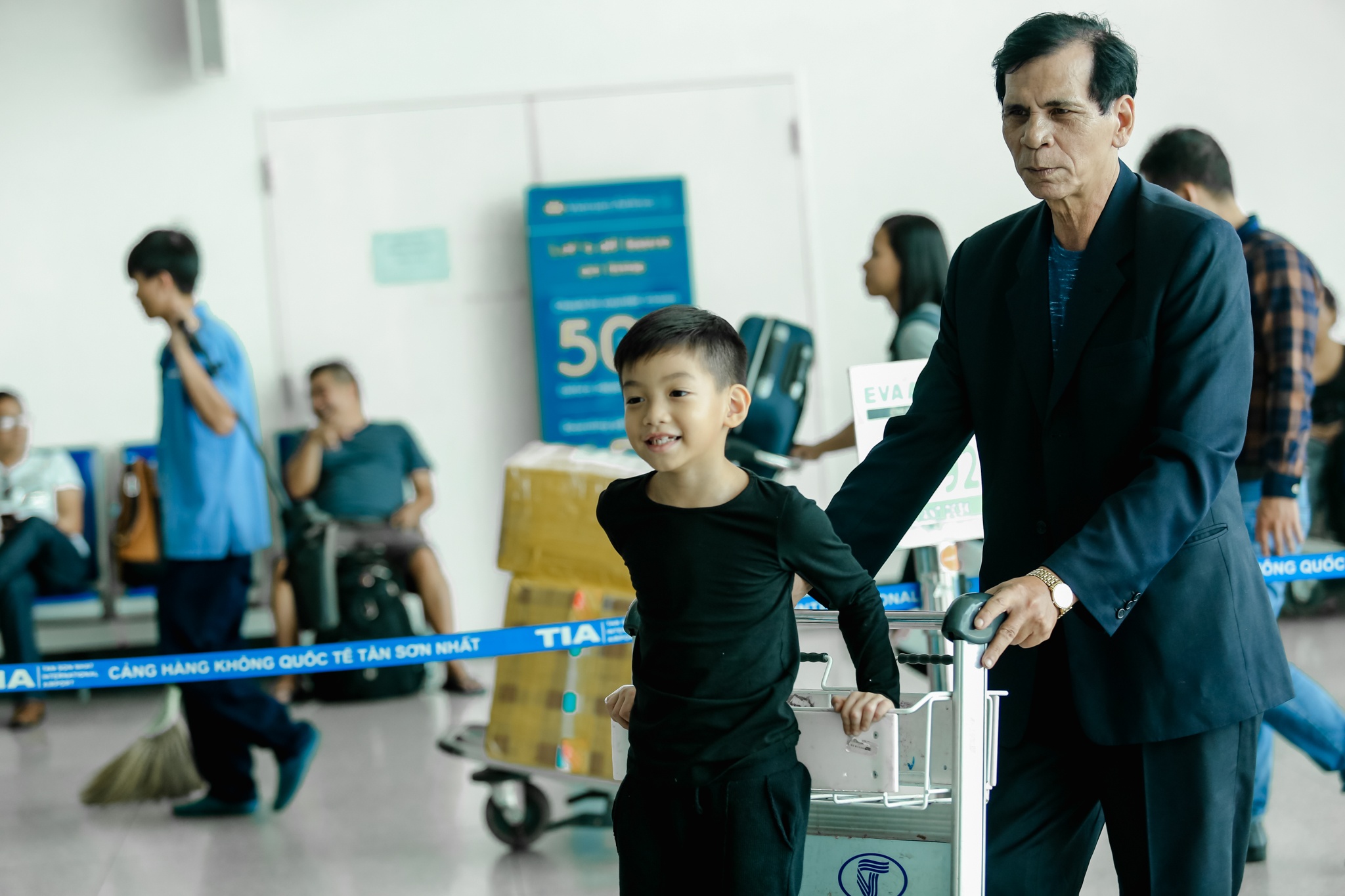 Ho Ngoc Ha va con trai anh 6