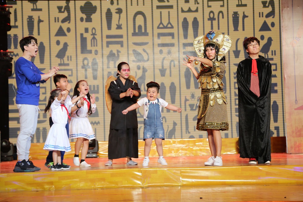 Than dong dien xuat Tin Tin bieu dien anh 6