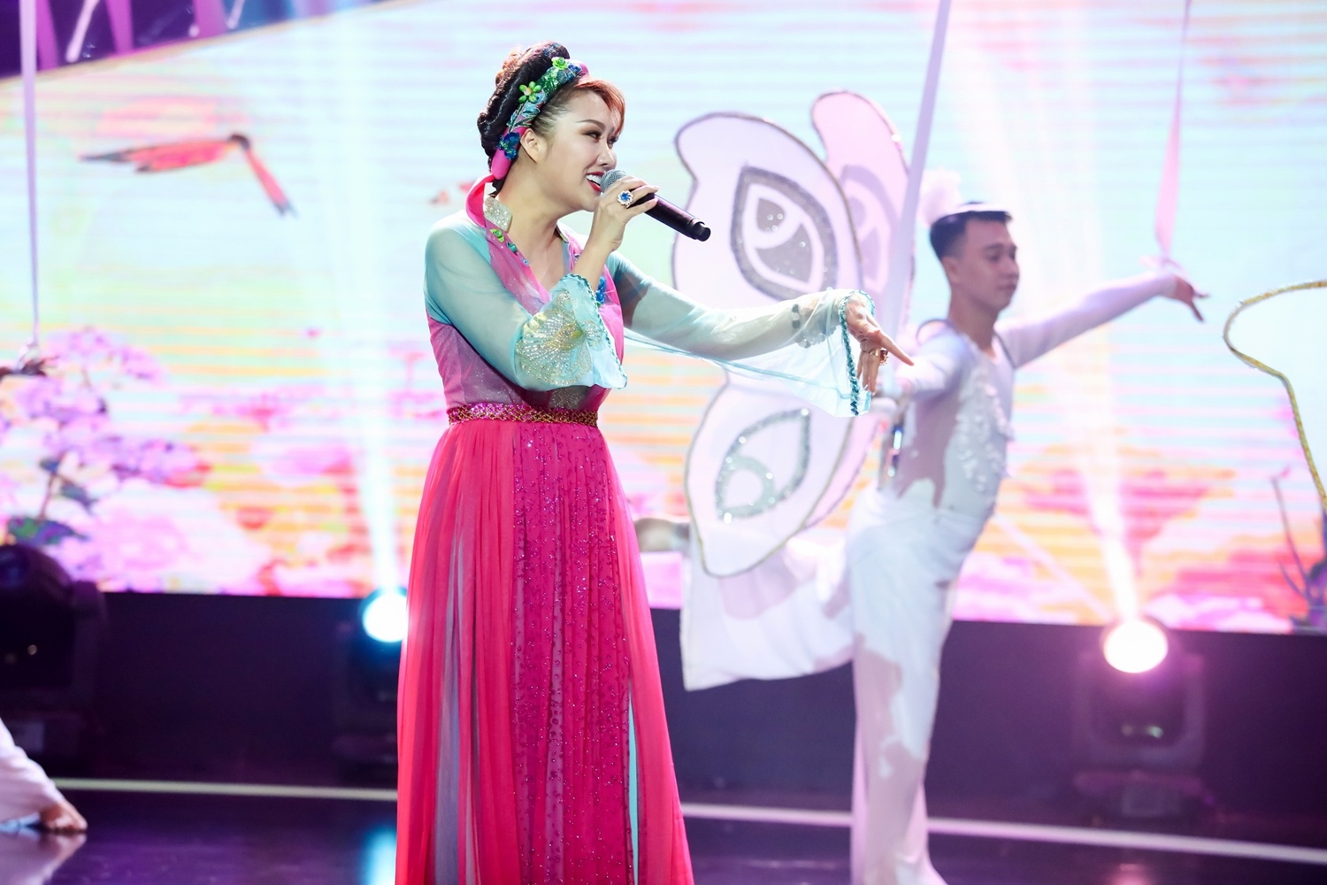 Phi Thanh Van hat 'Hoa thom buom luon' hinh anh