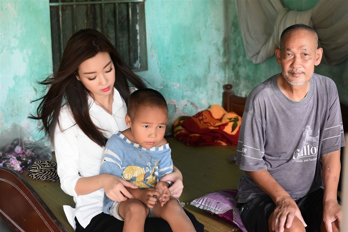 Hoa hau My Linh lam tu thien anh 2