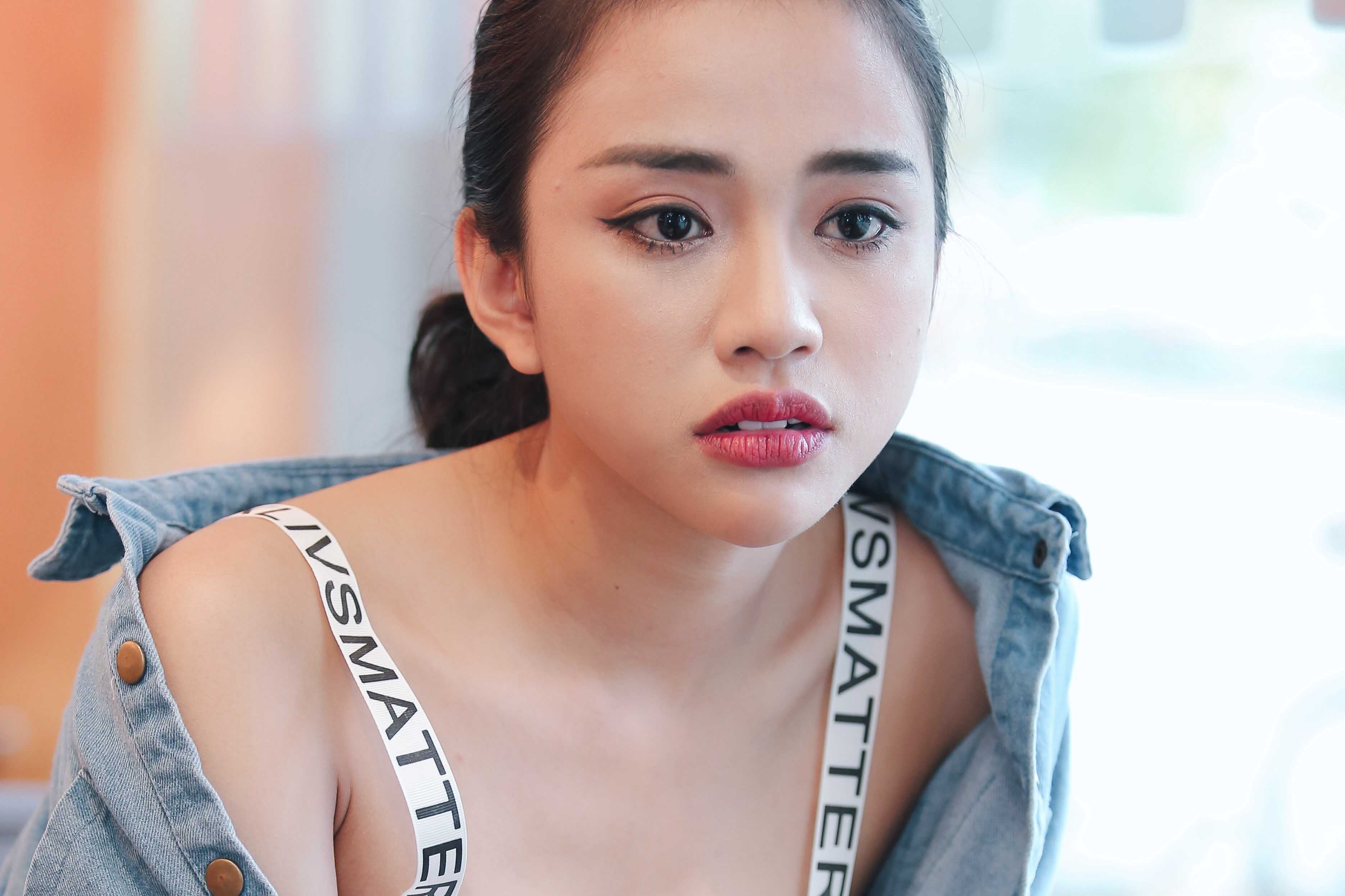 Hot girl The Face ke chuyen bi ba me bat ve que, khong cho vao showbiz hinh anh