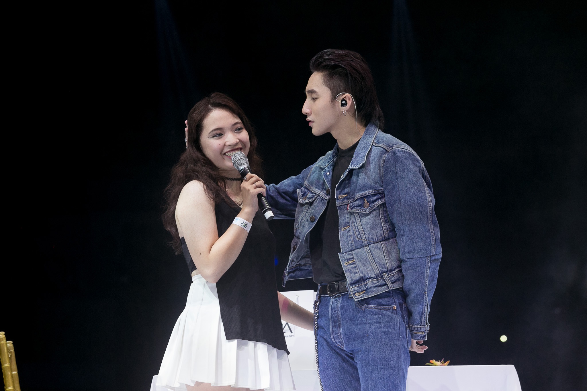 Hai co gai may man nhat fan meeting cua Son Tung hinh anh