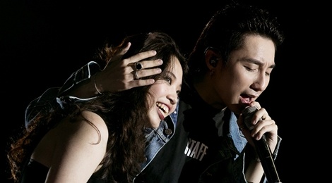 Hai co gai duoc dan mang lung suc danh tinh sau fan meeting Son Tung hinh anh