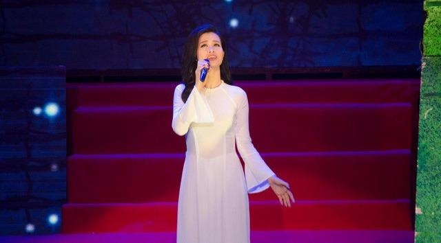 Dong Nhi tham gia dem nhac to chuc tai Nghia trang Liet si Truong Son hinh anh