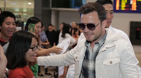 Cuu thanh vien Westlife than thien voi fan khi den Sai Gon hinh anh