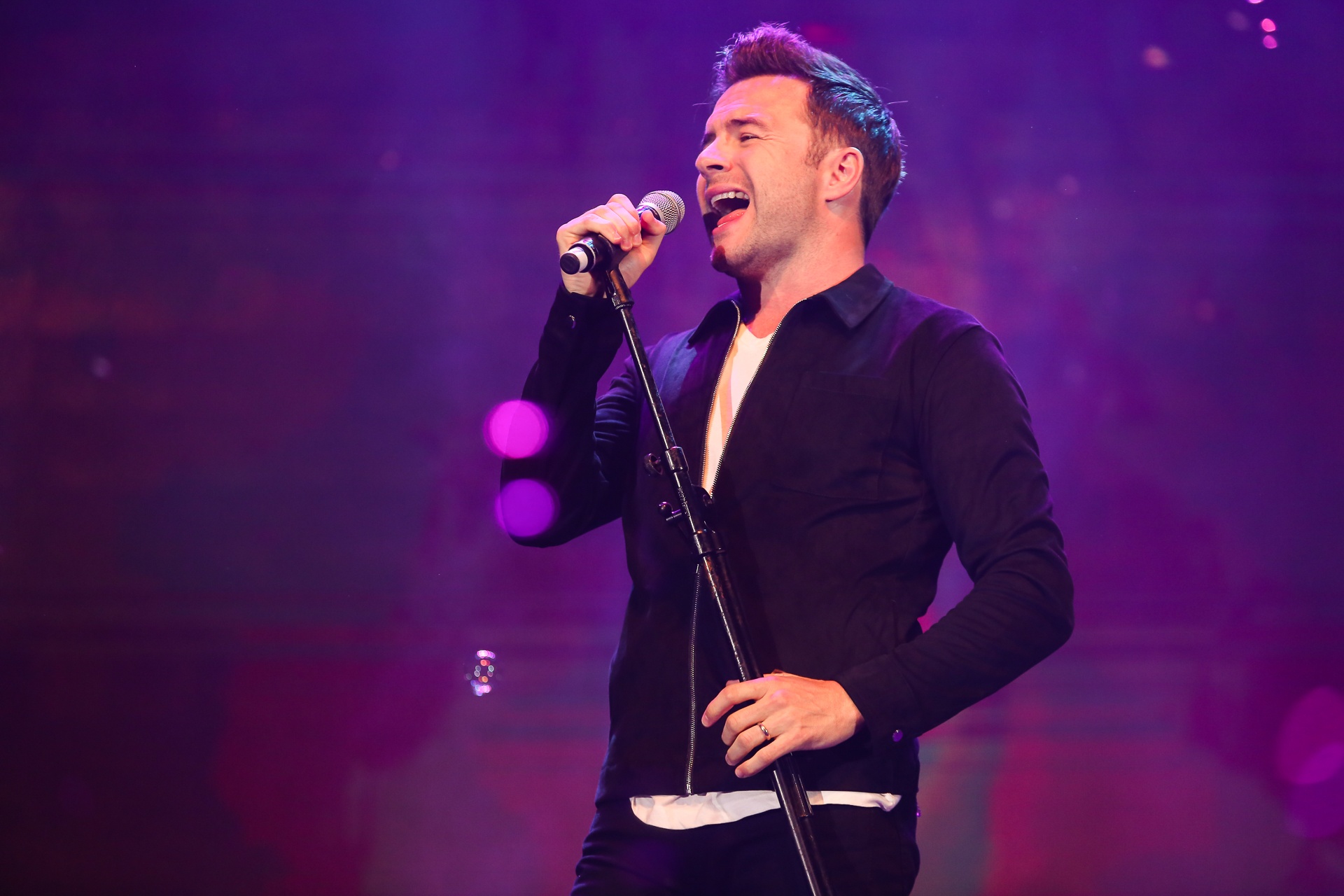 Khan gia dong thanh hat 'My Love' cung Shane Filan hinh anh