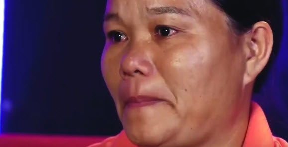 Me than tuong nhi phai rua bat thue de co tien cho con thi hat hinh anh