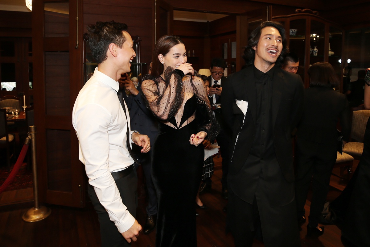 Ho Ngoc Ha hoi tu ben dan hoa hau the gioi anh 4