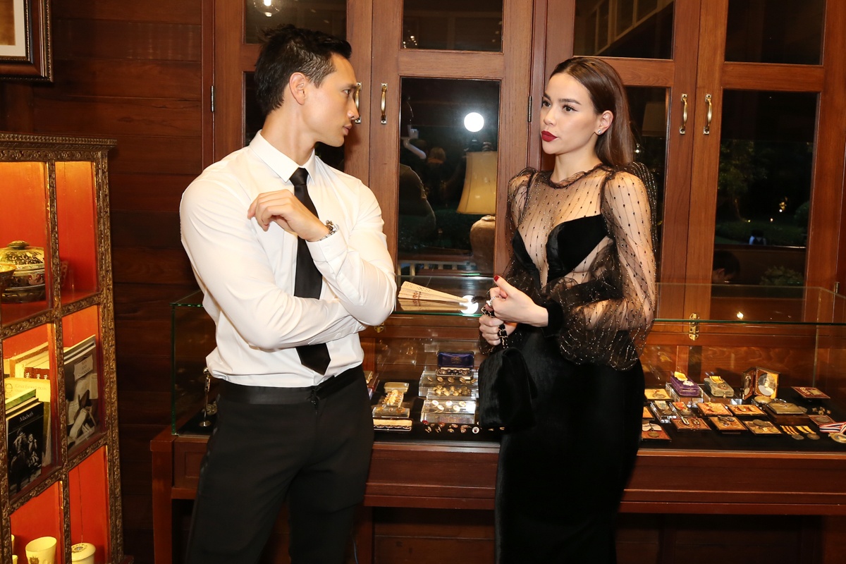 Ho Ngoc Ha hoi tu ben dan hoa hau the gioi anh 5