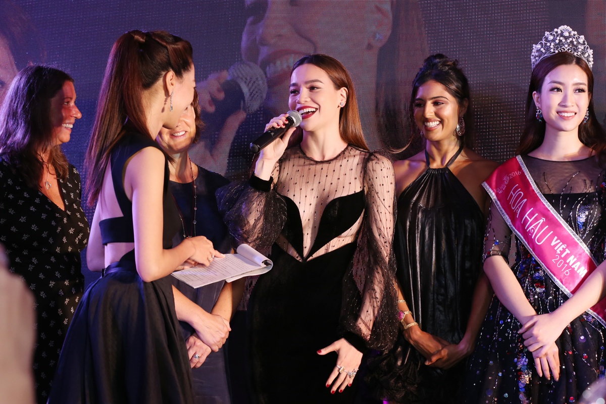 Ho Ngoc Ha hoi tu ben dan hoa hau the gioi anh 6