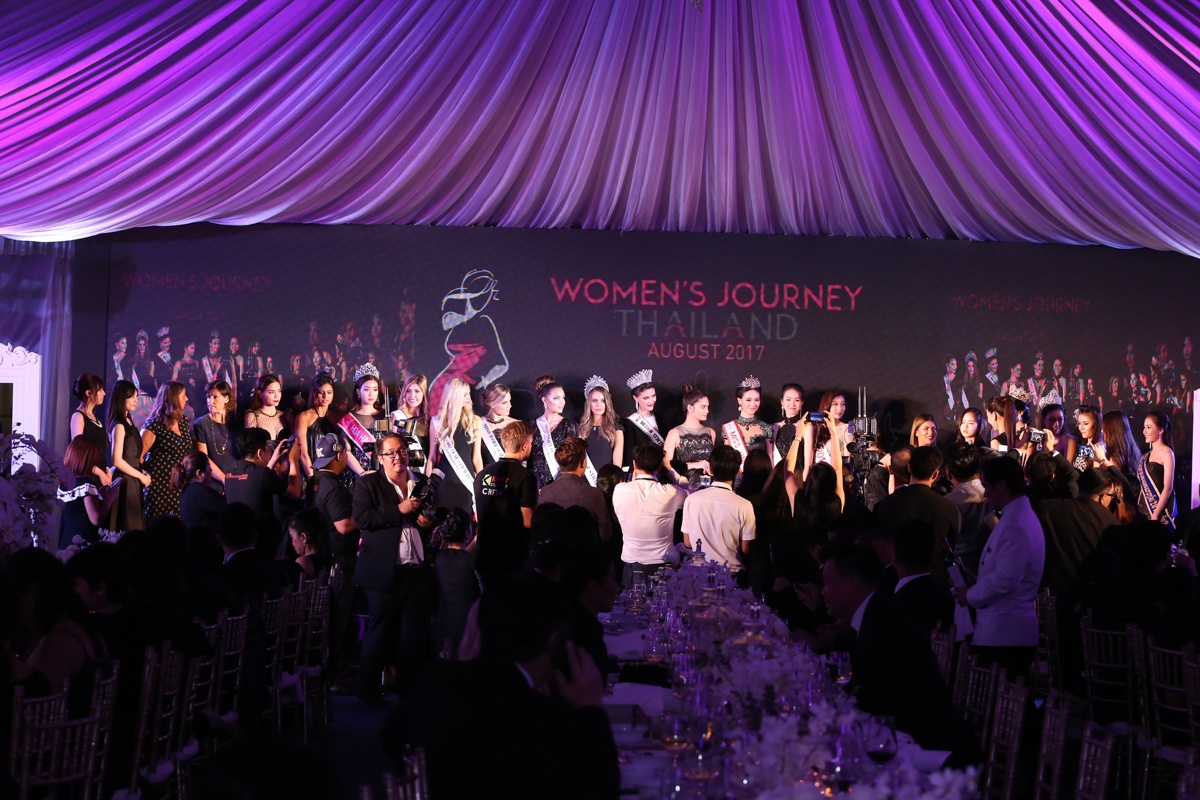 Ho Ngoc Ha hoi tu ben dan hoa hau the gioi anh 1