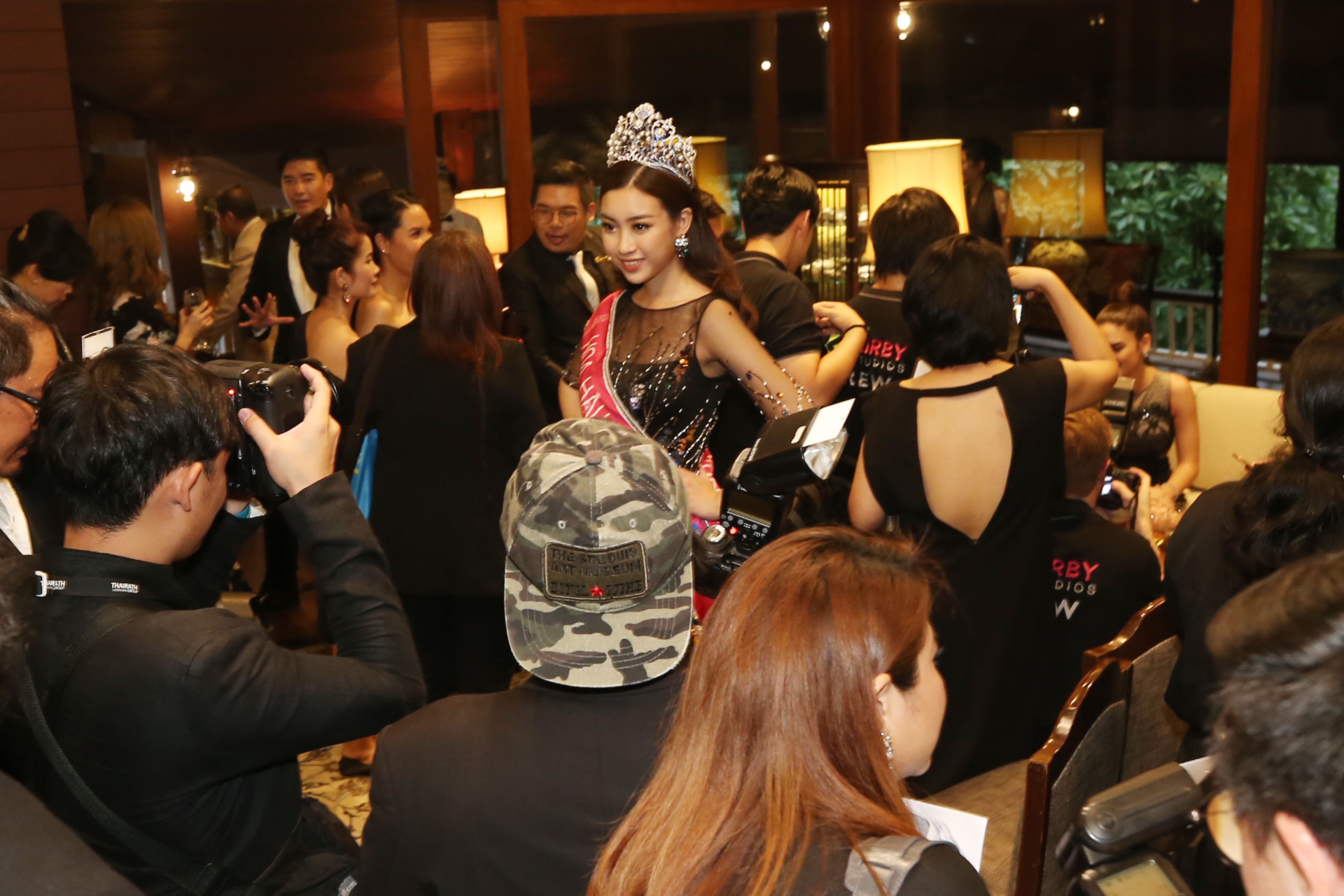 Ho Ngoc Ha hoi tu ben dan hoa hau the gioi anh 9