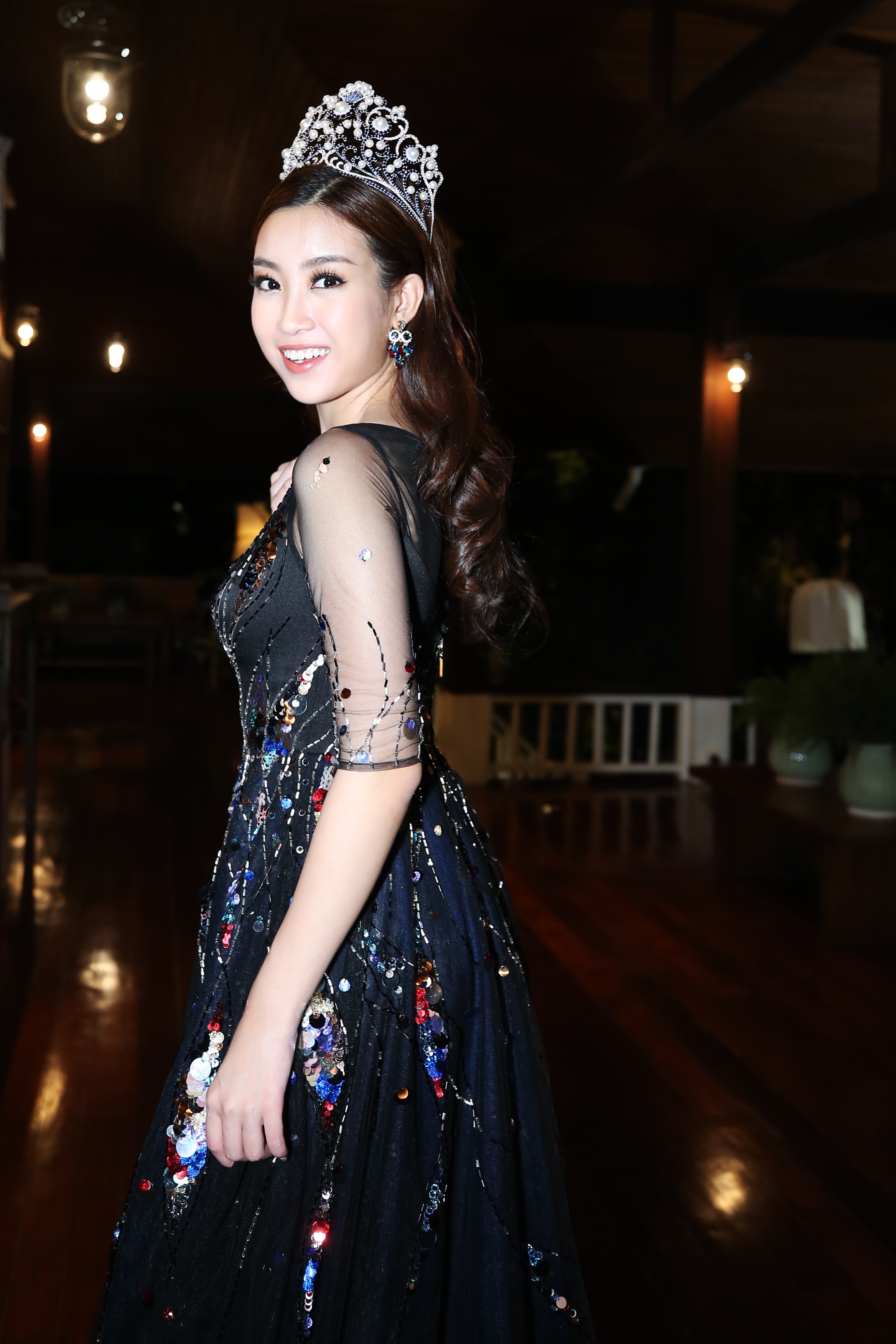 Ho Ngoc Ha hoi tu ben dan hoa hau the gioi anh 10