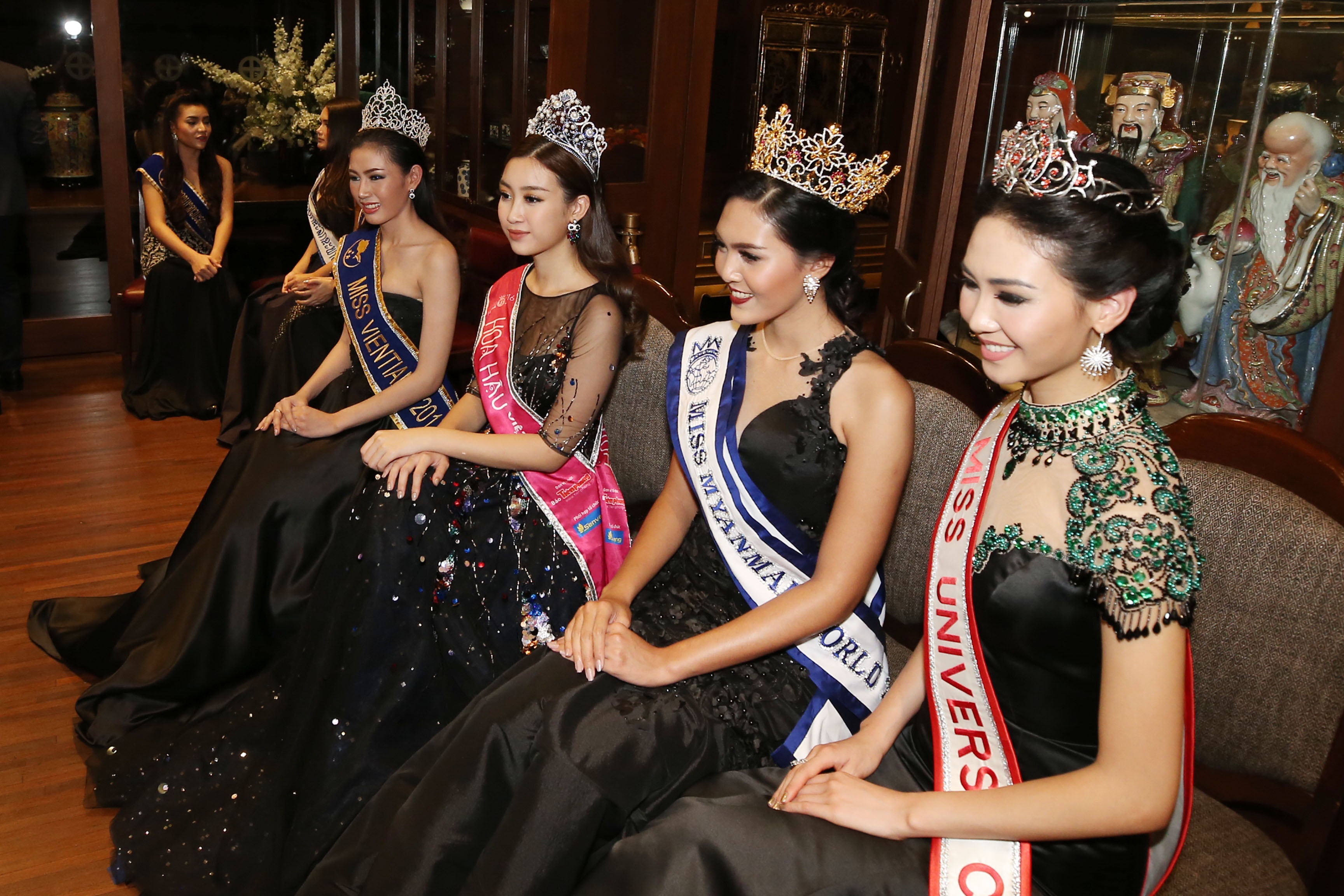 Ho Ngoc Ha hoi tu ben dan hoa hau the gioi anh 11