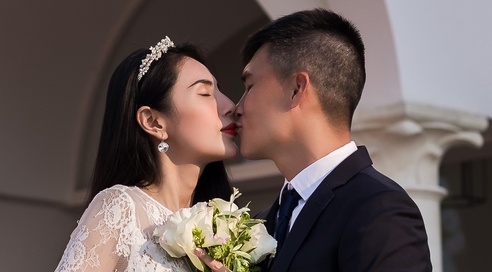 Thuy Tien, Cong Vinh tai hien le cuoi trong MV hinh anh