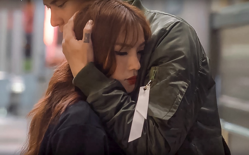 Thu Thuy MV Tan trong mua bay anh 1