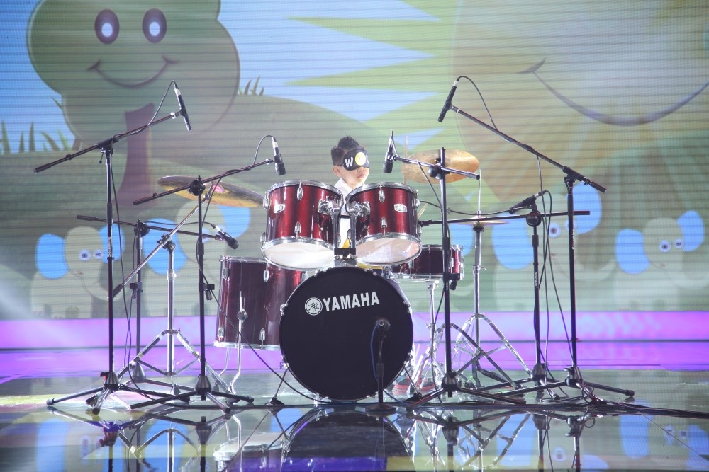 Cau be 7 tuoi “gay nao loan” voi man danh trong bit mat hinh anh