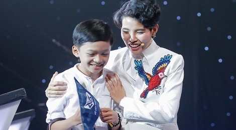 Cau be dan ca di cao mu cao su gay tranh cai tai The Voice Kids hinh anh