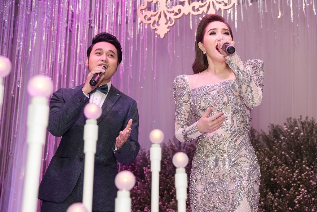 Bao Thy ru Quang Vinh hat mung dam cuoi anh trai hinh anh