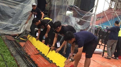 San khau hoanh trang cua show Ariana Grande bi thao do hinh anh