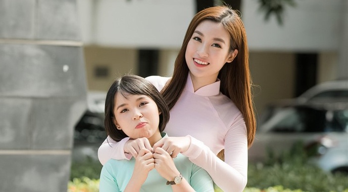 Hoa hau Do My Linh tinh nghich trong bo anh ky yeu voi ban cung lop hinh anh