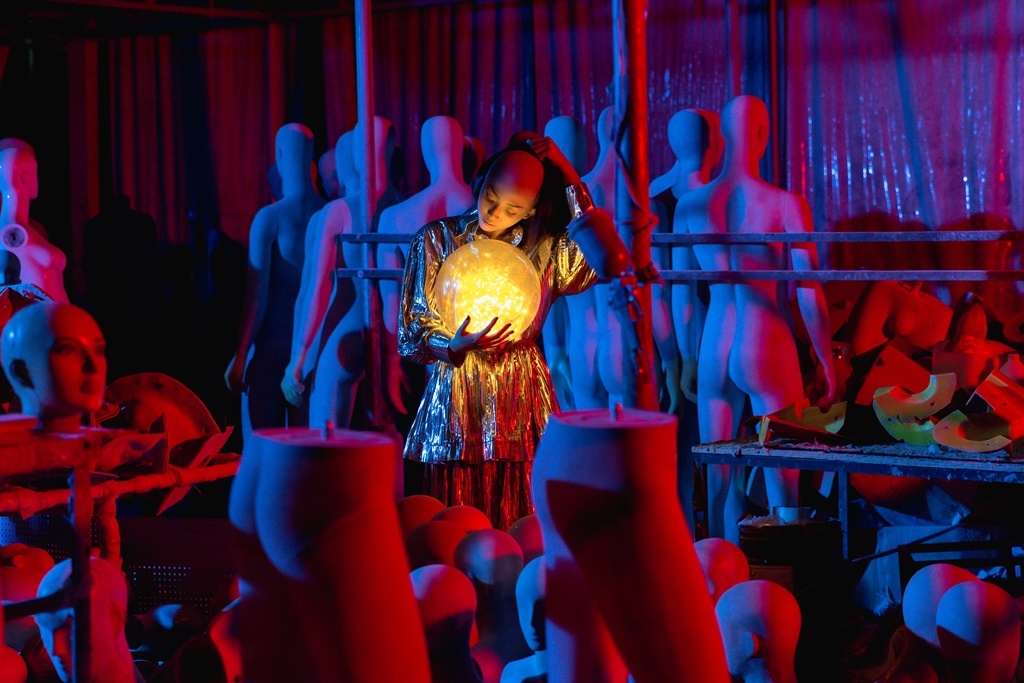 MV Hom nay toi co don qua cua Toc Tien anh 1