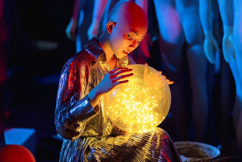 MV Hom nay toi co don qua cua Toc Tien anh 2