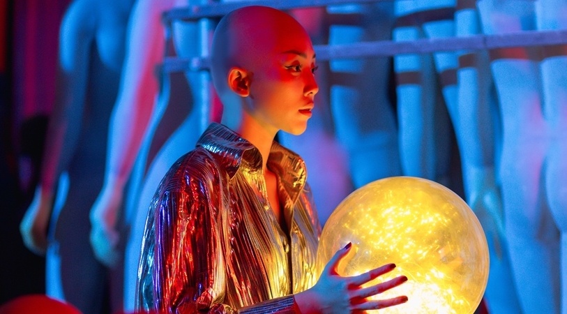 Toc Tien tao bao de dau troc trong MV moi hinh anh