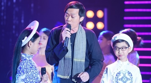 Hoai Linh ho tro hoc tro em trai dang quang Tuyet dinh song ca nhi hinh anh