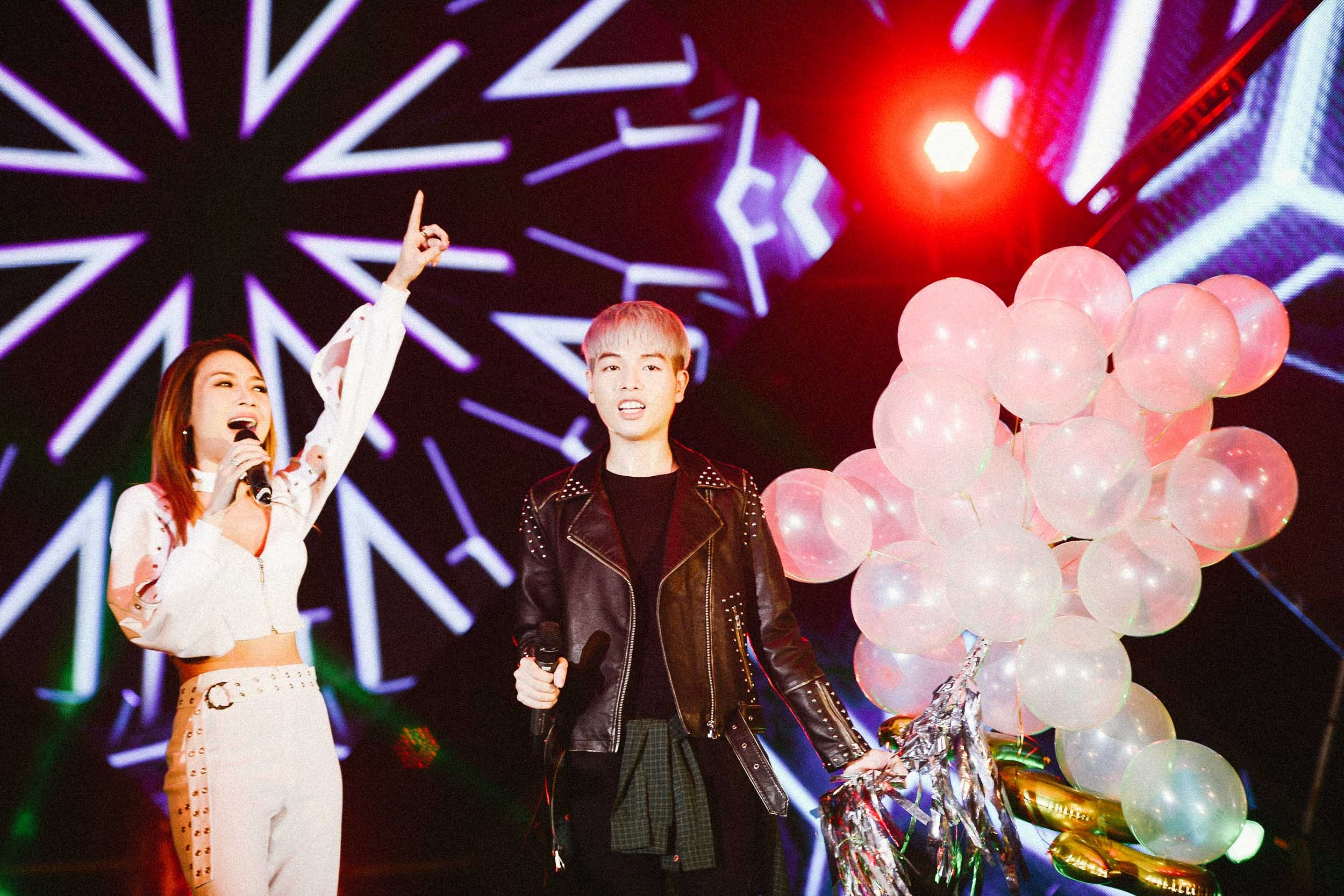 Mỹ Tâm lần đầu đứng chung sân khấu Đức Phúc ảnh 2 My Tam lan dau dung chung san khau Duc Phuc anh 2