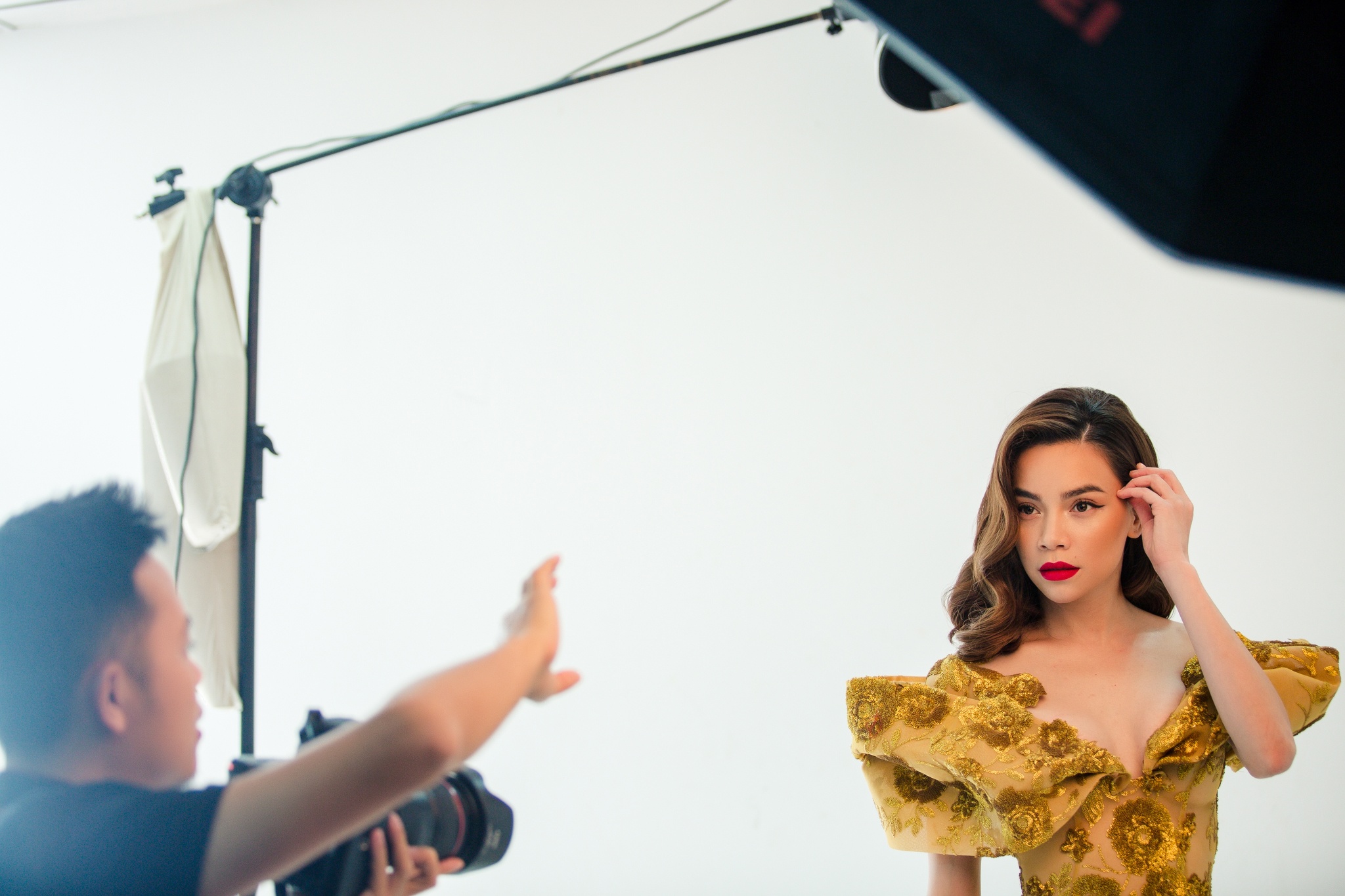 Hau truong chup anh cua Ho Ngoc Ha anh 9